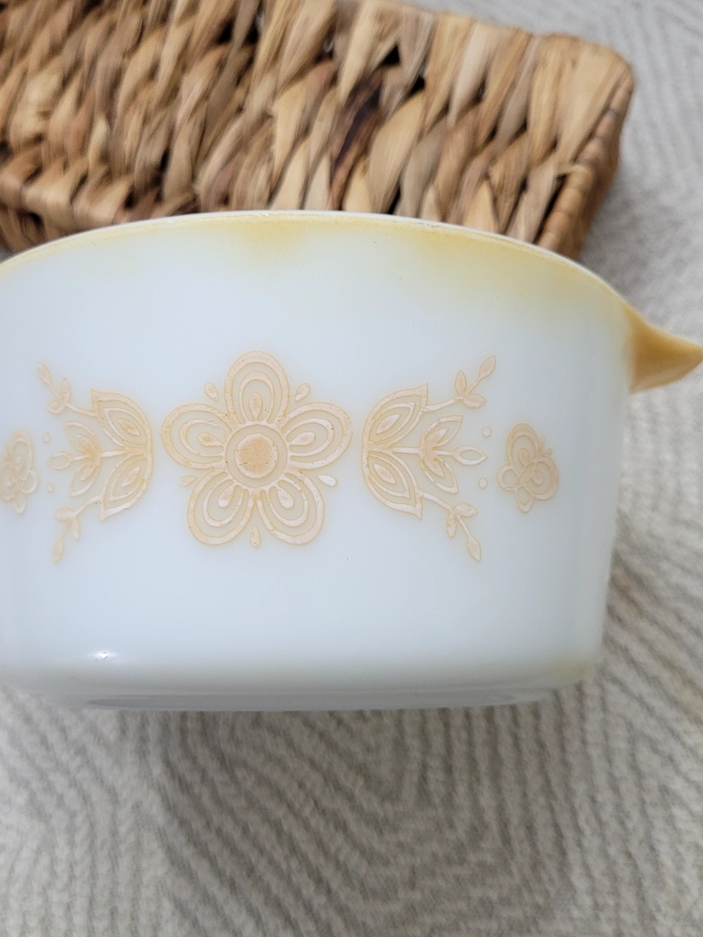 Pyrex Butterfly Gold 474-B 1.5 qt casserole dish. 1972-1981. Qty 1. Vintage